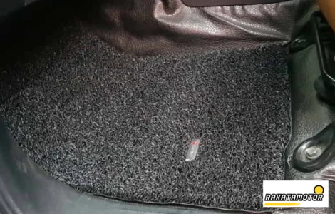 cara membersihkan karpet mobil karet
