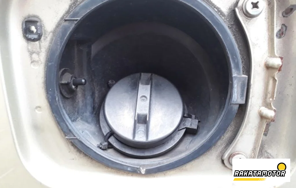 cara membersihkan lubang tangki mobil