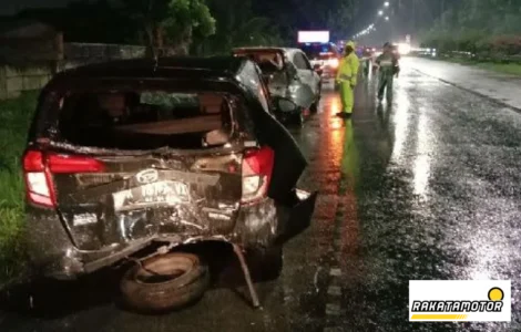 kecelakaan di jalan tol saat hujan