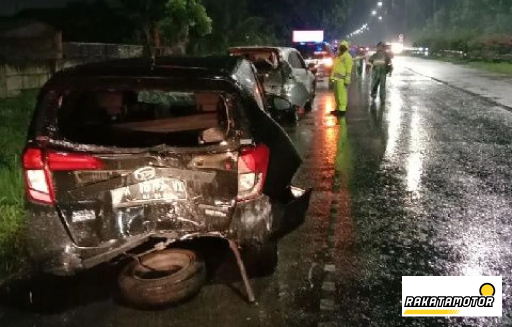 kecelakaan di jalan tol saat hujan