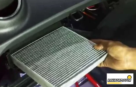 membersihkan filter kabin SUV