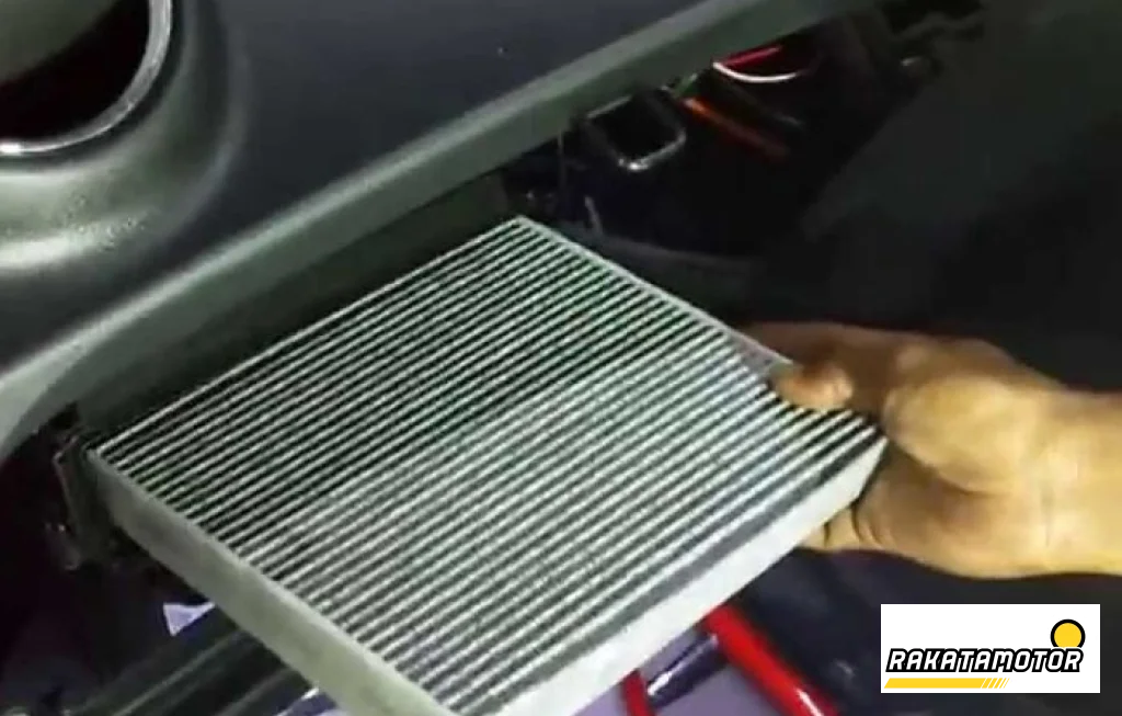 membersihkan filter kabin SUV