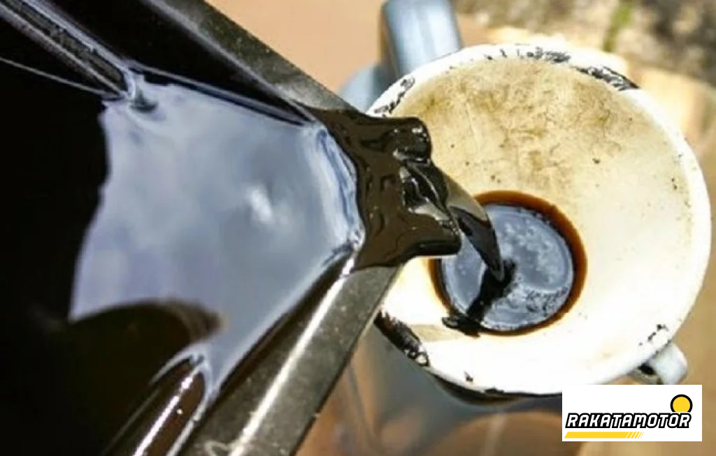 oli mesin motor hitam pekat