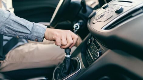 Tips Belajar Mobil Manual agar Cepat Lancar dan Tidak Panik di Jalan