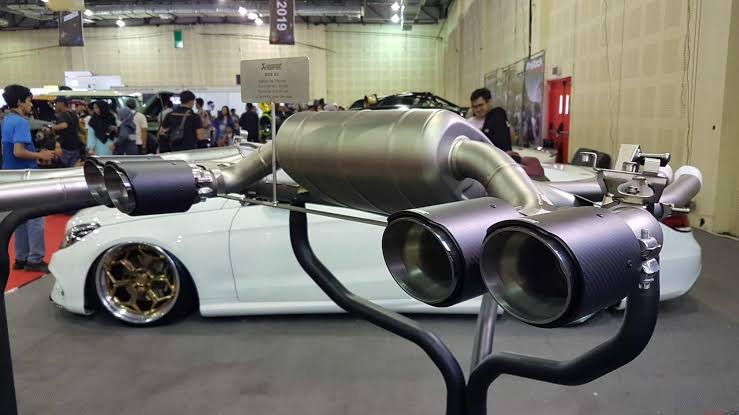 Knalpot Akrapovič untuk Mobil Sport, Titanium Ringan dengan Suara Lebih Berkarakter